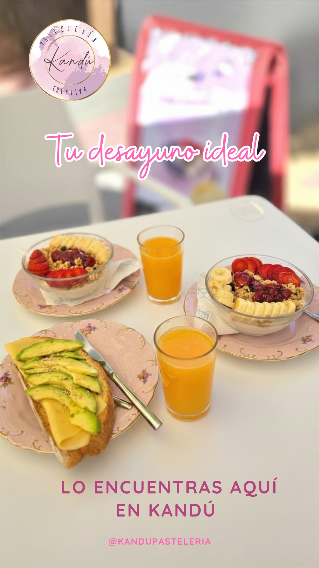 Platos de desayuno completos con café y bollería